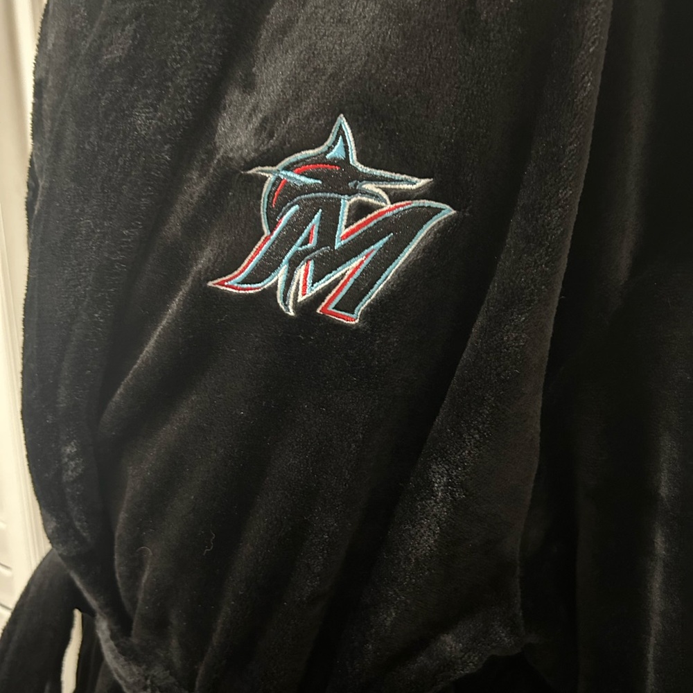 Miami Marlins Black Plush Robe w/Embroidered Marlins Logo. Small*Soft & comfy.